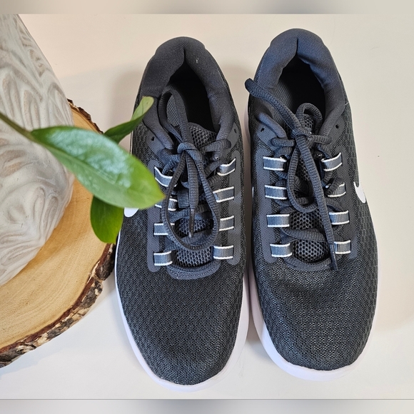 New Nike Lunarconverge Women’s 7.5 Running Shoes Gray White - Picture 2 of 3